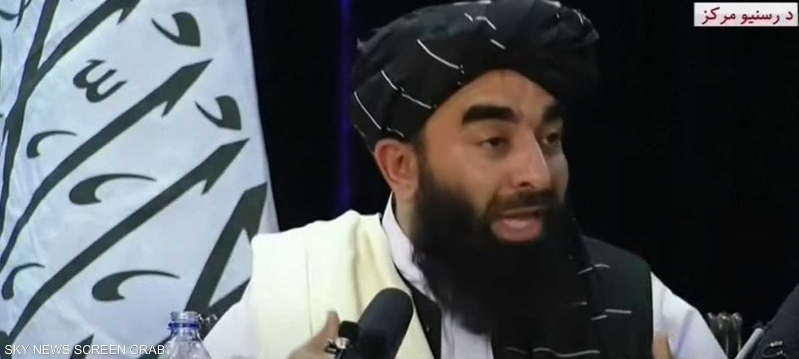 ذبيح الله مجاهد خلال المؤتمر الصحفي "التاريخي"