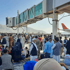 أفغان يحتشدون في مطار كابل