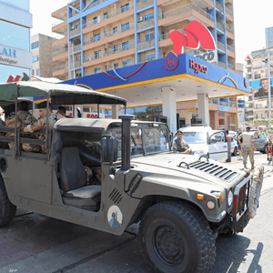 عناصر من الجيش اللبناني أمام محطة وقود
