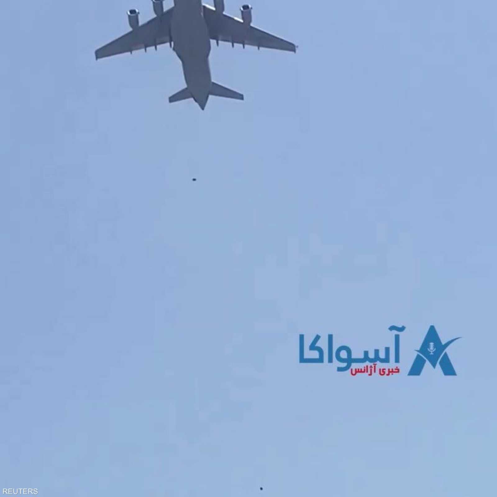 تقارير قالت إن أشخاصا سقطوا من الطائرة بعد تحليقها