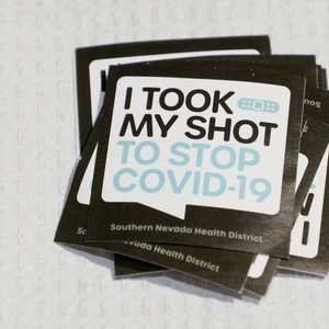 باع عشرات بطاقات التلقيح عبر الإنترنت