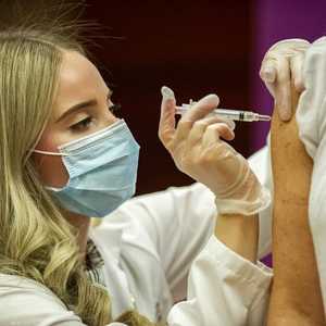 ممرضة أميركية تقوم بعملية التطعيم