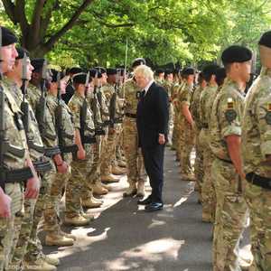 بوريس جونسون بين عدد من جنوده