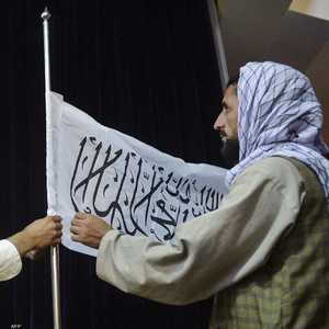 مقاتلو طالبان يرفعون "العلم الجديد"