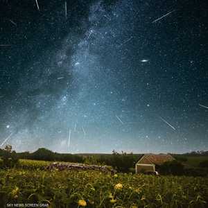 سماء ملونة بالشهب