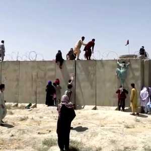 أفغان يتسلقون سور مطار كابل أملا في الفرار من البلاد
