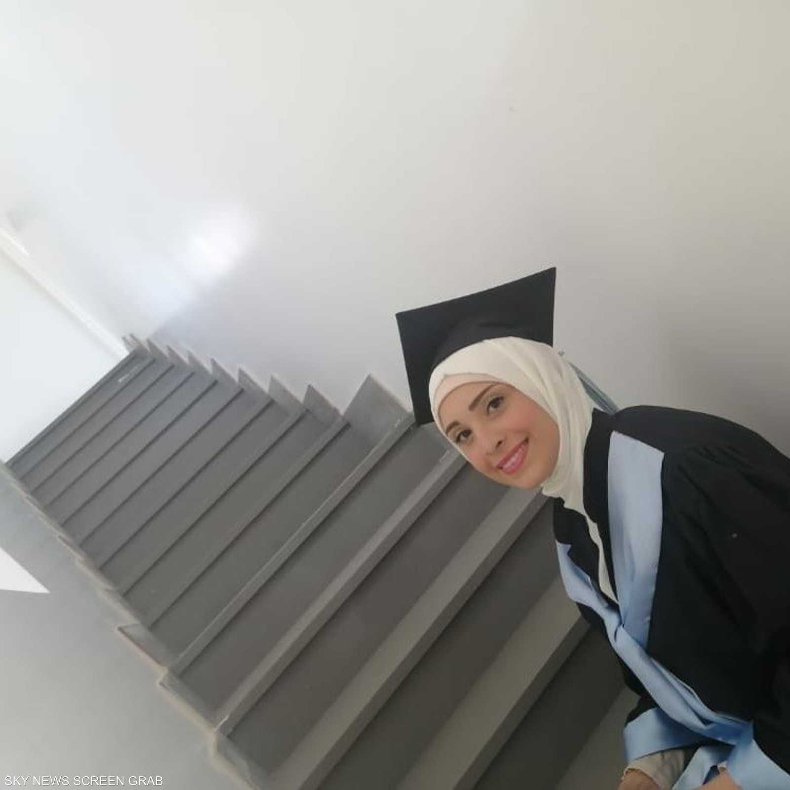 نور مرتدية زي التخرج