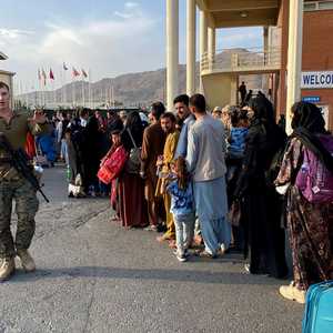 الأفغان يتوافدون على مطار كابل لأجل الهرب إلى الخارج