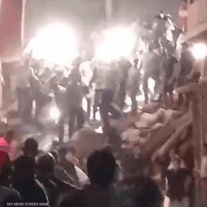 محاولات إنقاذ الضحايا من تحت أنقاض عقار دمنهور المنهار