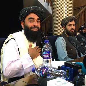 ذبيح الله مجاهد أحد قيادات طالبان والمتحدث باسم الحركة