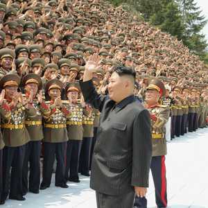 بدا كيم جونغ أون فاقدا الكثير من وزنه في هذه الصورة