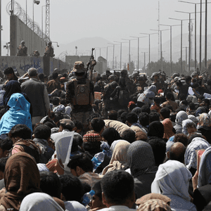 أفغان يحتشدون بمحيط مطار كابل