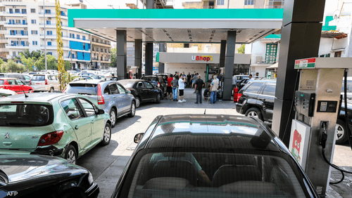 تكدس سيارات أمام إحدى محطات الوقود في لبنان