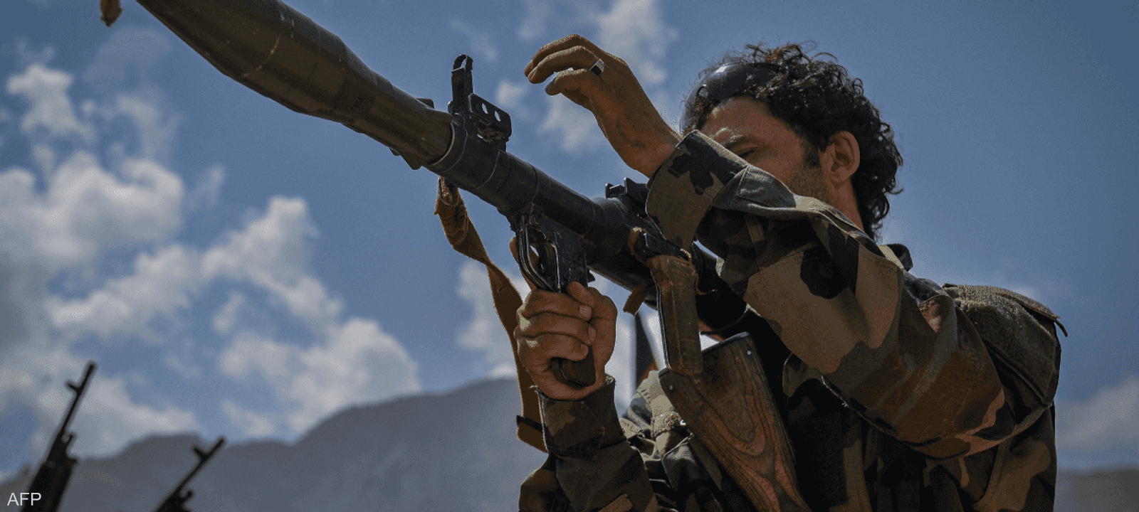 صورة أرشيفية لمسلح يدعم القوات الحكومية بأفغانستان