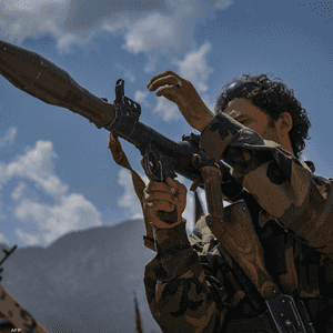 صورة أرشيفية لمسلح يدعم القوات الحكومية بأفغانستان