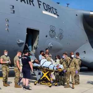 لحظة إجلاء الأم الأفغانية وابنتها من طائرة عسكرية أميركية