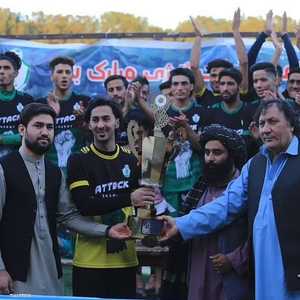 طالبان خلال تسليمها كأس البطولة