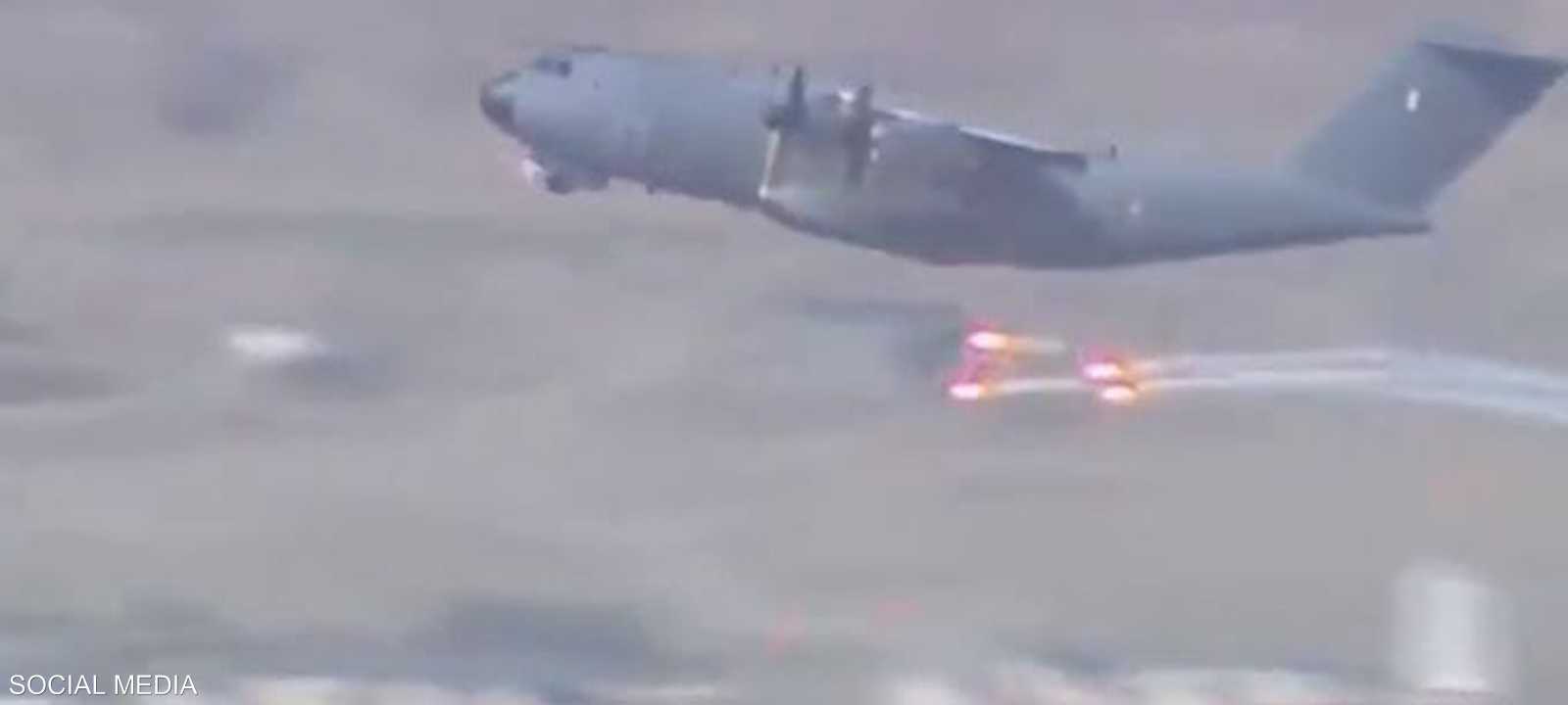 طائرة نقل عسكرية تطلق بالونات حرارية