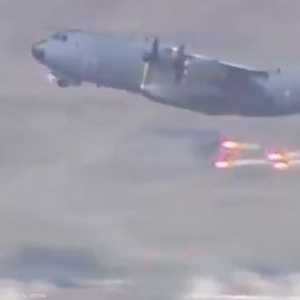 طائرة نقل عسكرية تطلق بالونات حرارية