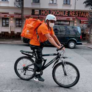 سادات بوظيفته الجديدة.. توصيل الطعام