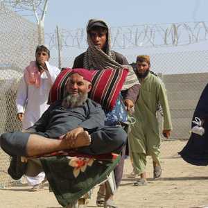 أفغان على حدود باكستان فارين من حكم طالبان