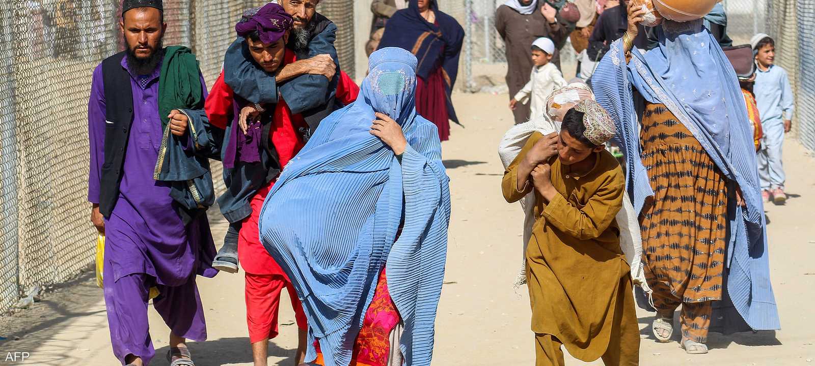 مواطنون أفغان يعبرون الحدود مع أفغانستان