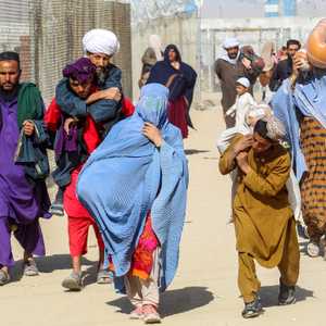 مواطنون أفغان يعبرون الحدود مع أفغانستان