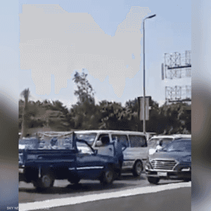 مصر.. الشرطة تطارد سائق متهور يسير بسرعة جنونية عكس الاتجاه