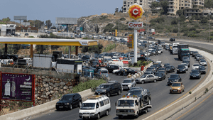 طابور سيارات أمام إحدى محطات الوقود في لبنان - أرشيفية