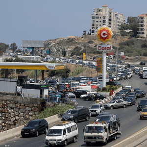 طابور سيارات أمام إحدى محطات الوقود في لبنان - أرشيفية