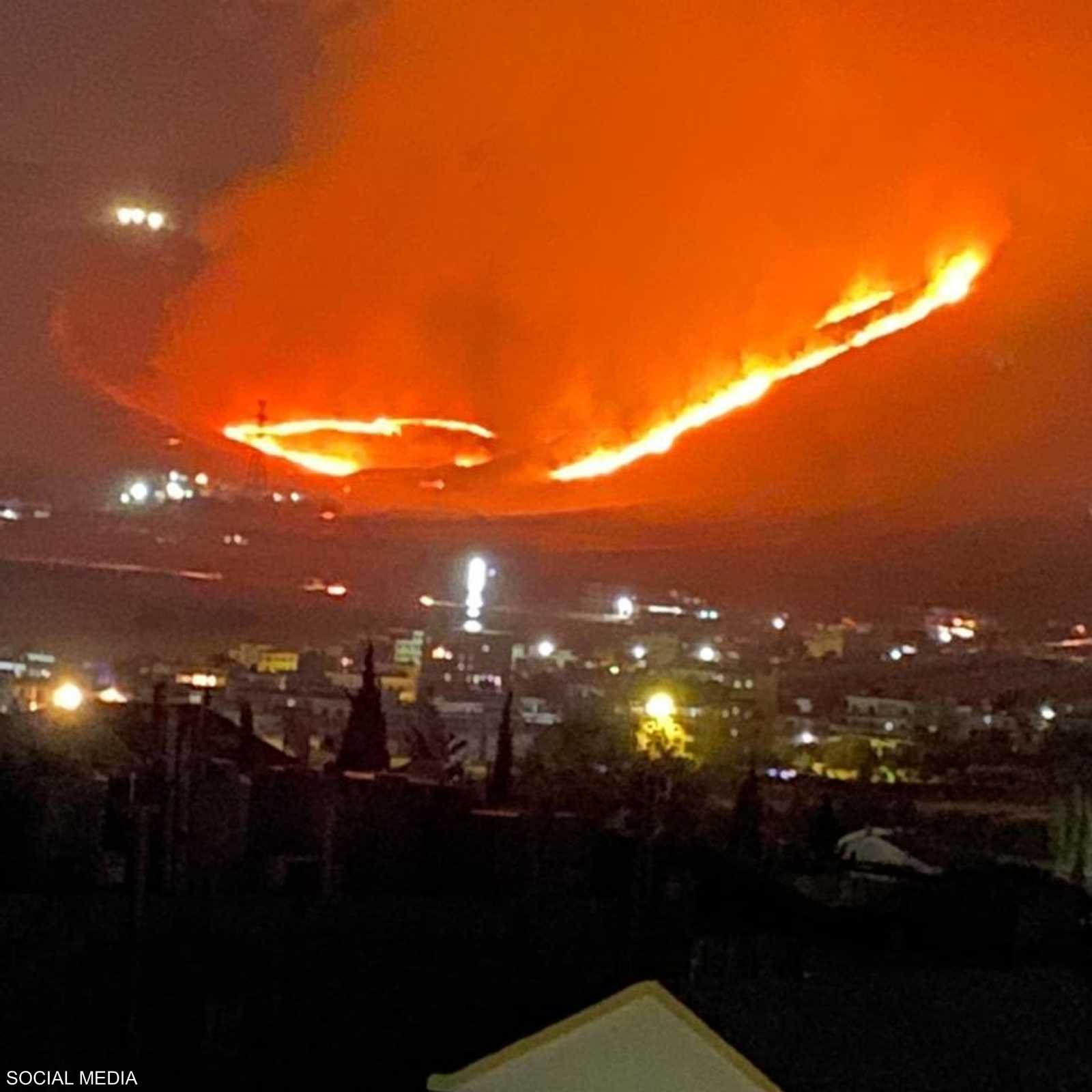 الحريق يهدد منازل وأراضي زراعية