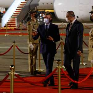 الكاظمي مستقبلا الرئيس الفرنسي إيمانويل ماكرون