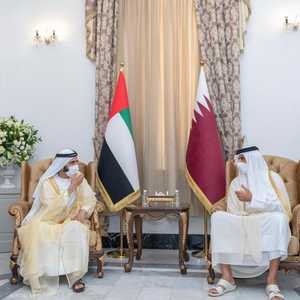 الشيخ محمد بن راشد أثناء لقائه مع أمير دولة قطر