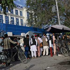 طوابير أمام ماكينات الصراف الآلي في كابل، السبت.