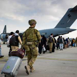 جنود ومتعاونون يغادرون مطار كابل