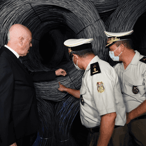 قيس سعيد خلال معاينته  لكميات الحديد المحجوزة