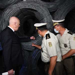 الرئيس التونسي خلال معاينته للكميات المحجوزة من الحديد