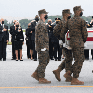 جو بايدن وزوجته جيل باستقبال جثامين الجنود