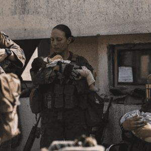 الجندية نيكول جي وهي تحمل رضيعا أفغانيا في كابل