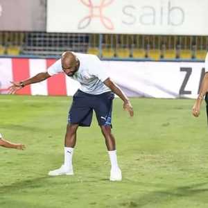 شيكابالا وزوجته وابنه في أرض الملعب مشاركة بفرحة الفوز