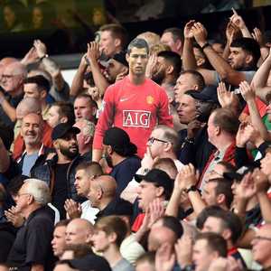 مشجعون يحملون صورة رونالدو