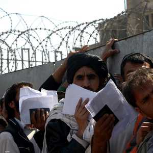 تدفقت حشود تسعى للفرار من أفغانستان على حدود البلاد