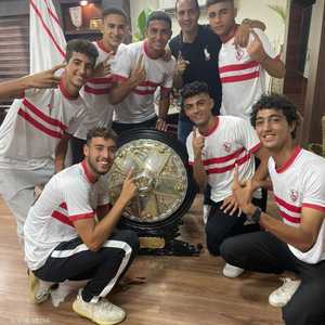 التقاط صور مع درع الدوري