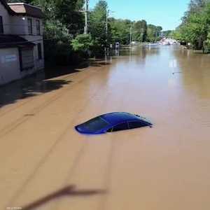 سيارة غارقة جراء الفيضانات