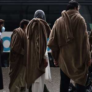 أرشيفية لعدد من الأفغان ممن تم إجلاؤهم من مطار كابل