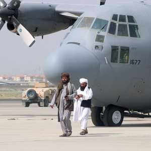 عناصر من طالبان في مطار حامد كرزاي