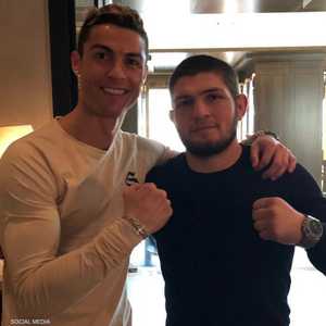 حبيب نورمحمدوف مع كريستيانو رونالدو