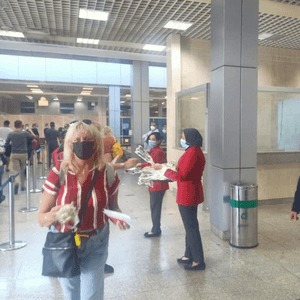 استقبال بالورود للواصلين على متن الخطوط السويسرية لشرم الشيخ