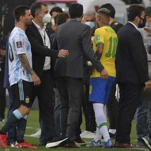 إيقاف المباراة وسط دهشة ميسي ونيمار