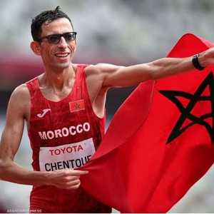 أمين شنتوف يحمل علم بلاده في الألعاب البارالمبية